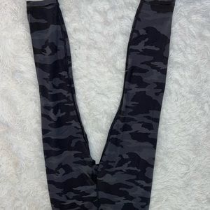 ATHLETA// Size : M // Condition: Worn twice, great condition !